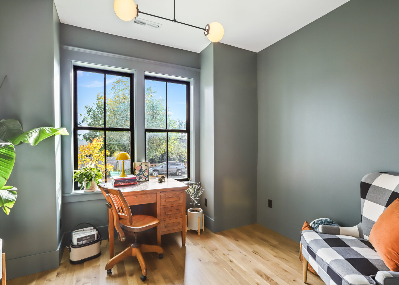906 W 37th St - WEB-11