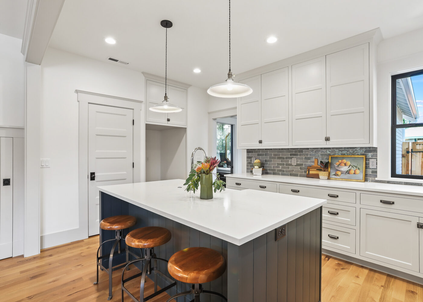 906 W 37th St - WEB-18