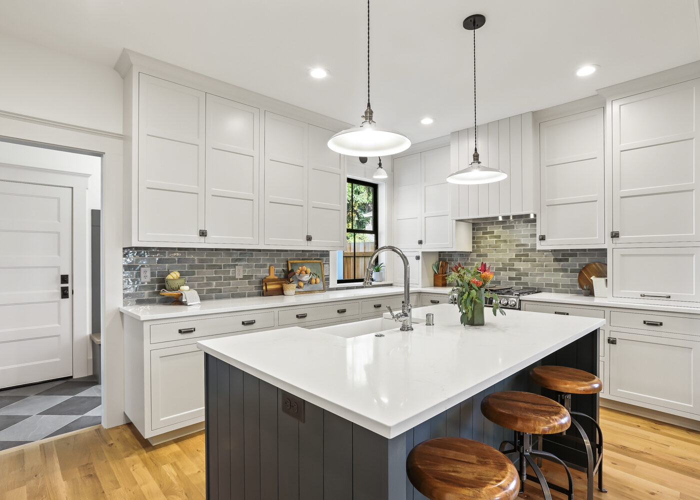 906 W 37th St - WEB-19